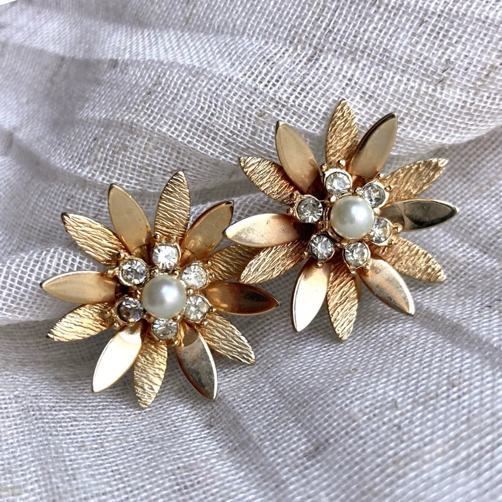 Vintage Flower Earrings Goldtone Faux Pearl & Rhinestones Screwback